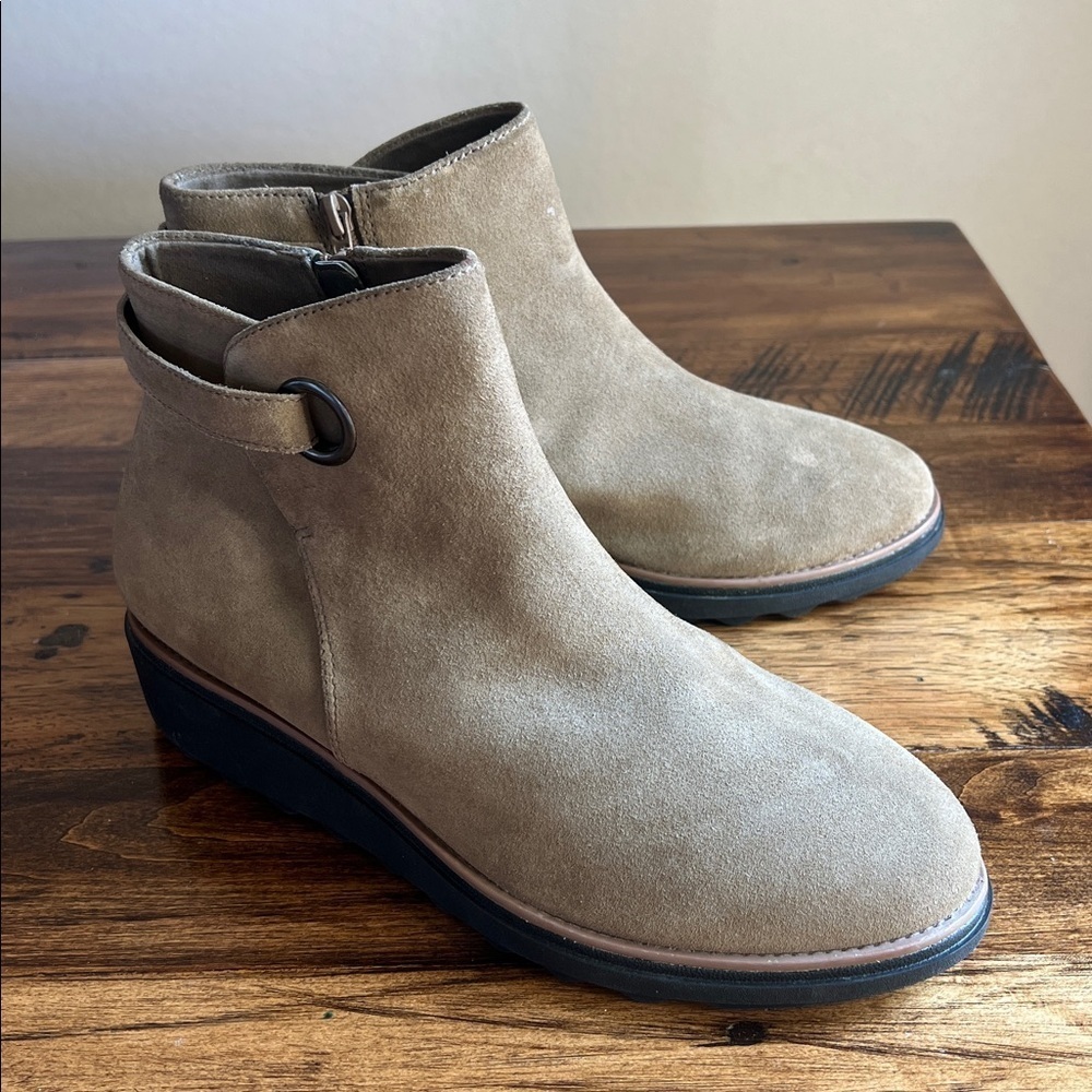 Clark’s Collection Like New Women’s 10W Sharon Springs Boot in Taupe Suede